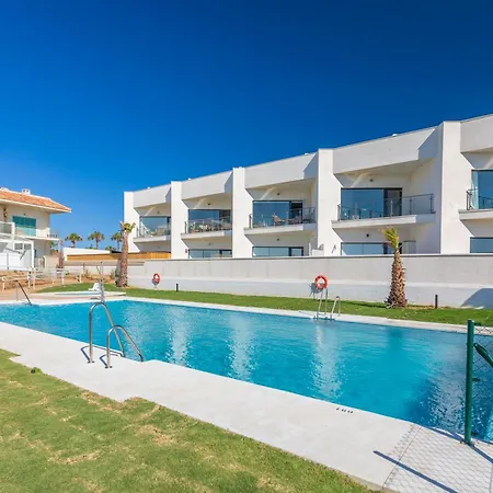 Large Garden With Countryside Views, Pool & Wifi *