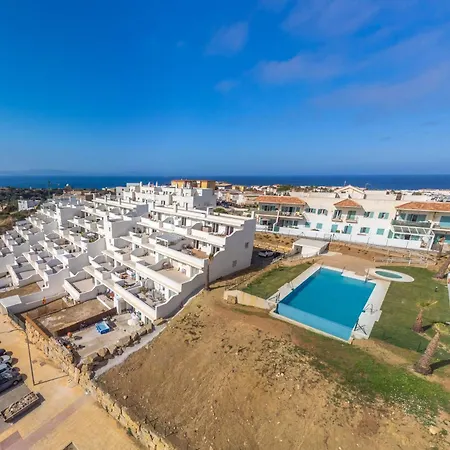 Apartment Large Garden With Countryside Views, Pool & Wifi