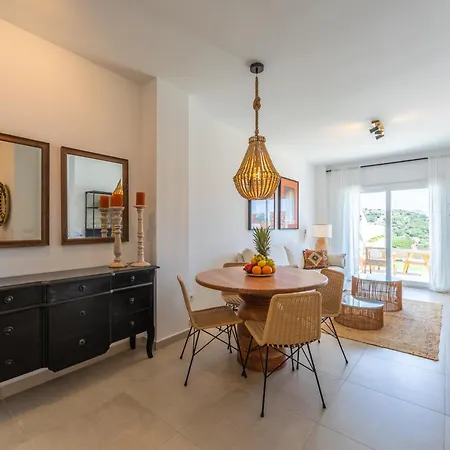 Apartment Large Garden With Countryside Views, Pool & Wifi