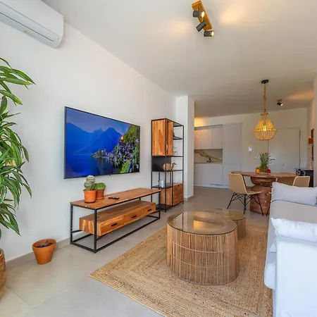 Large Garden With Countryside Views, Pool & Wifi Apartment *