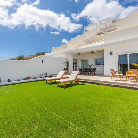 Apartment Large Garden With Countryside Views, Pool & Wifi *