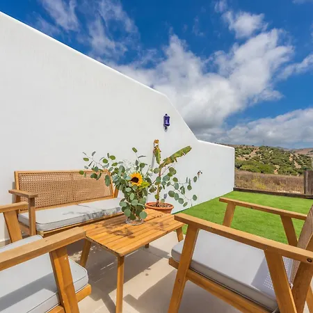 Large Garden With Countryside Views, Pool & Wifi Apartment *