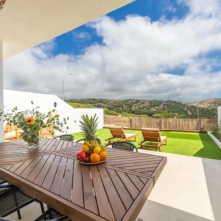 Large Garden With Countryside Views, Pool & Wifi