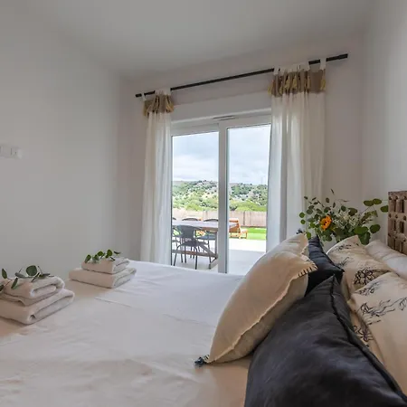 Large Garden With Countryside Views, Pool & Wifi Apartment