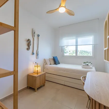 Large Garden With Countryside Views, Pool & Wifi Apartment *