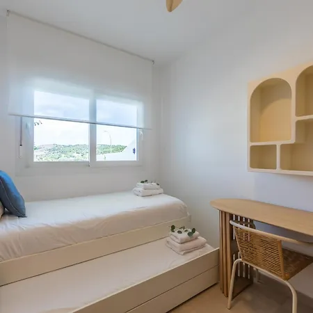 Apartment Large Garden With Countryside Views, Pool & Wifi
