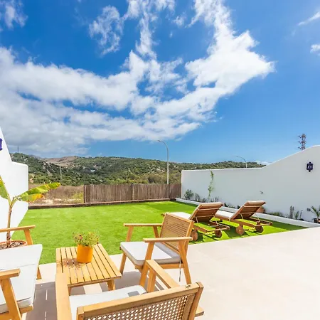 Apartment Large Garden With Countryside Views, Pool & Wifi