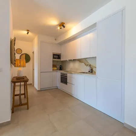 Large Garden With Countryside Views, Pool & Wifi Apartment