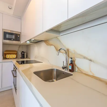 Apartment Large Garden With Countryside Views, Pool & Wifi *